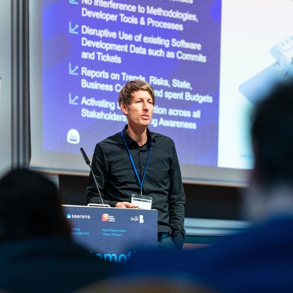 Dr. Johannes Bohnet answering audience questions at the HPI