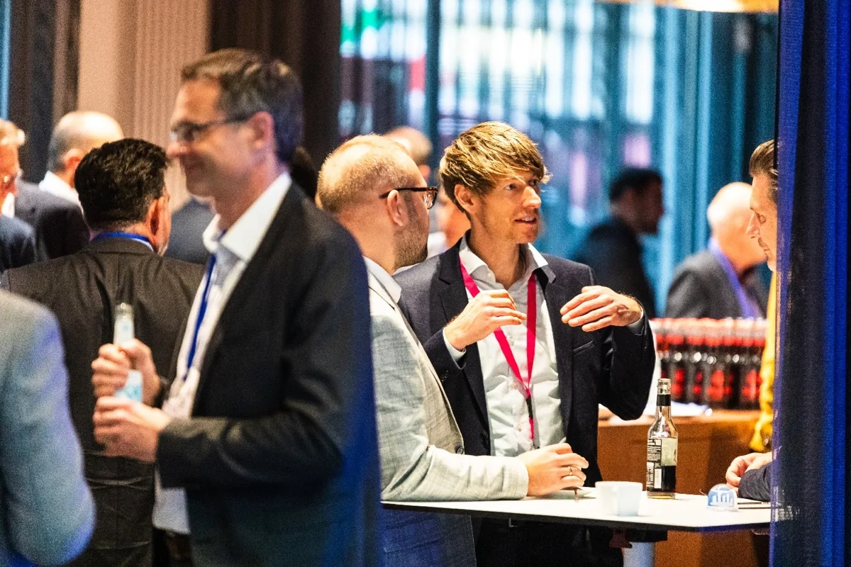 Dr. Johannes Bohnet in conversation with guests