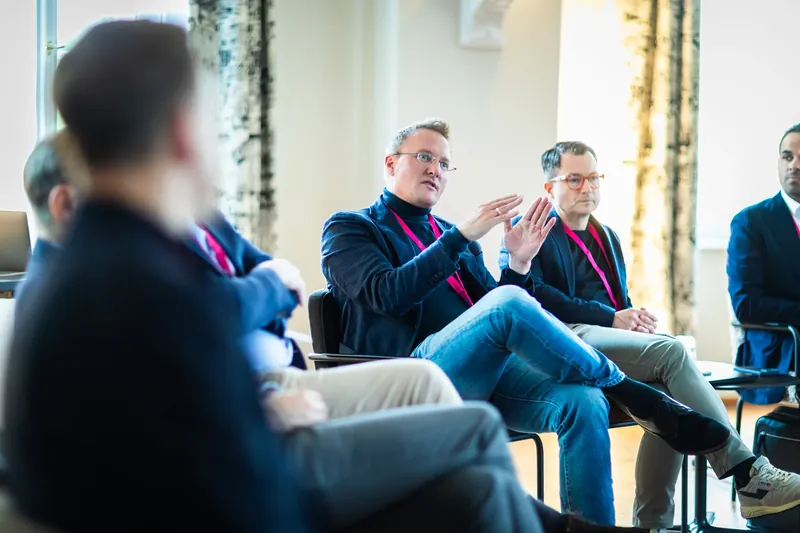 Sebastian Koch and Tobias Naumann exchanging views in the historic salon