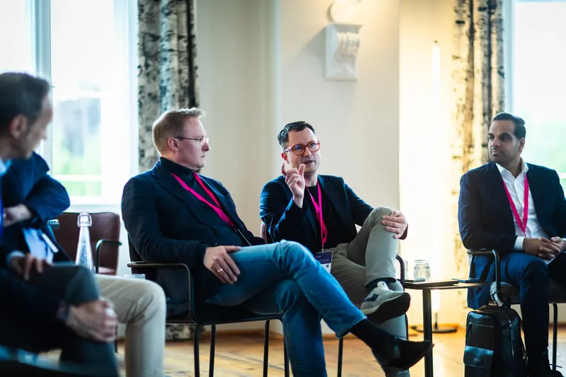 Sebastian Koch, Tobias Naumann and Kamran Roske in active dialogue during the panel discussion