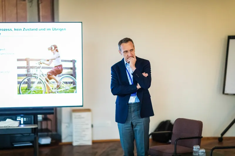 Dr. Henrik Hahn presenting on continuous transformation and open-source culture