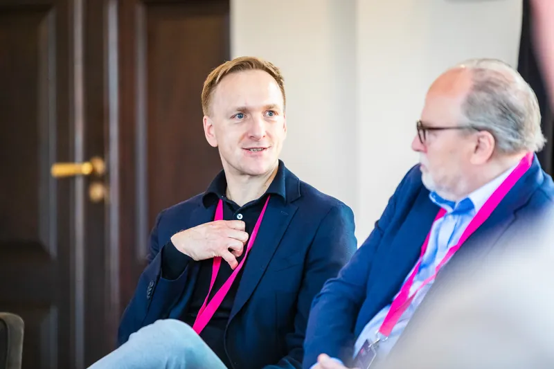 Dr. J&uuml;rgen M&uuml;ller and Dirk Wollschl&auml;ger sharing a moment during the discussion