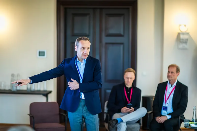 Dr. Henrik Hahn making a key point during his presentation, with Dr. J&uuml;rgen M&uuml;ller and Dr. J&uuml;rgen Sturm listening attentively