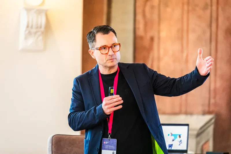 Tobias Naumann presenting on executive leadership in software development