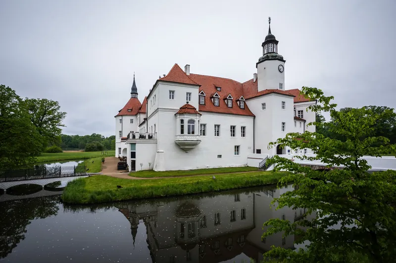 Schloss F&uuml;rstlich Drehna seen from the park