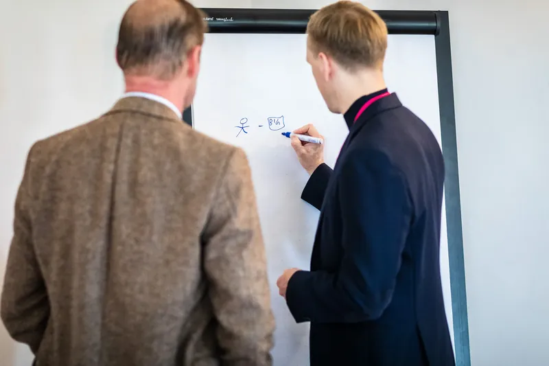 Dr. J&uuml;rgen Sturm and Dr. J&uuml;rgen M&uuml;ller sketching a concept together at the flipchart