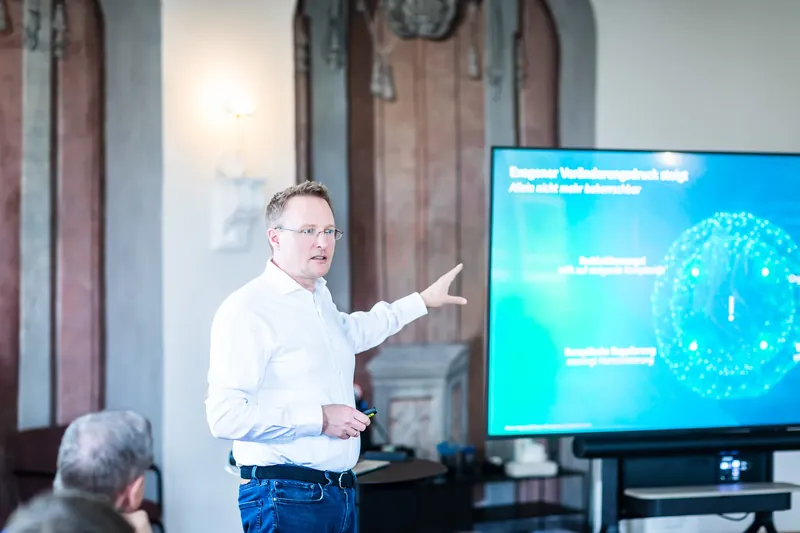 Sebastian Koch presenting on growing pressure to change in complex systems