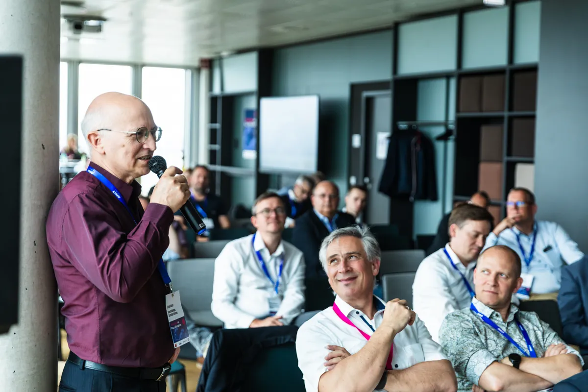 Jürgen Kaiser posing a question to the panel